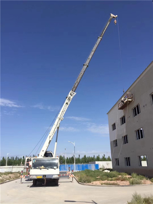丰镇市“轻装强干”—— 吊车的 “轻量化臂架” 技术